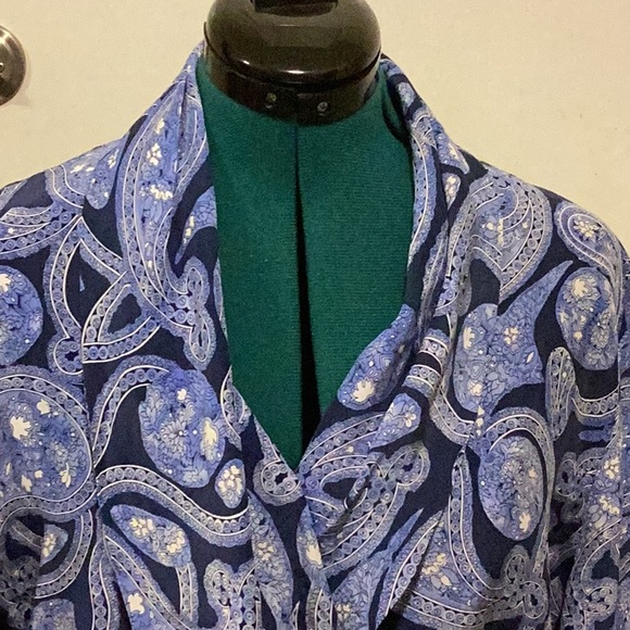DANABUCHMAN 100% Silk Blouse 10, Cross over features w/covered buttons, Blue - Picture 3 of 9